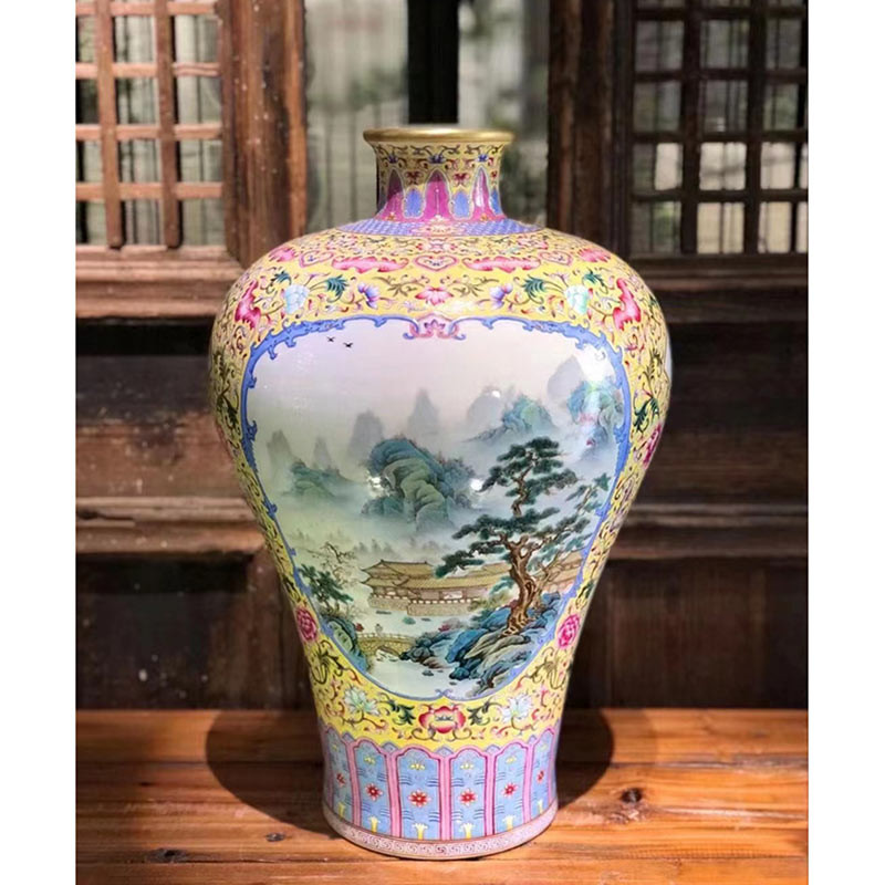 琺瑯彩黃地開(kāi)窗山水詩(shī)文梅瓶